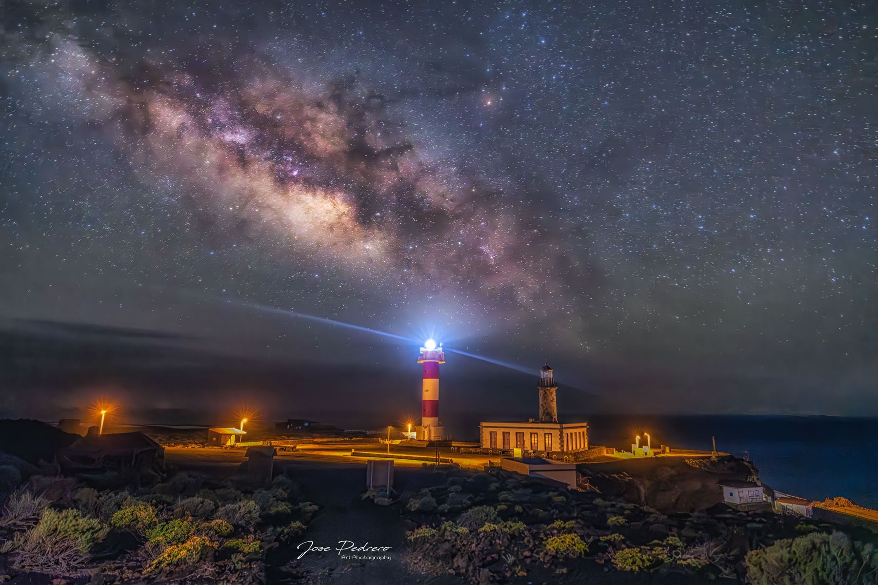Faro de Fuencaliente con la Vía Láctea