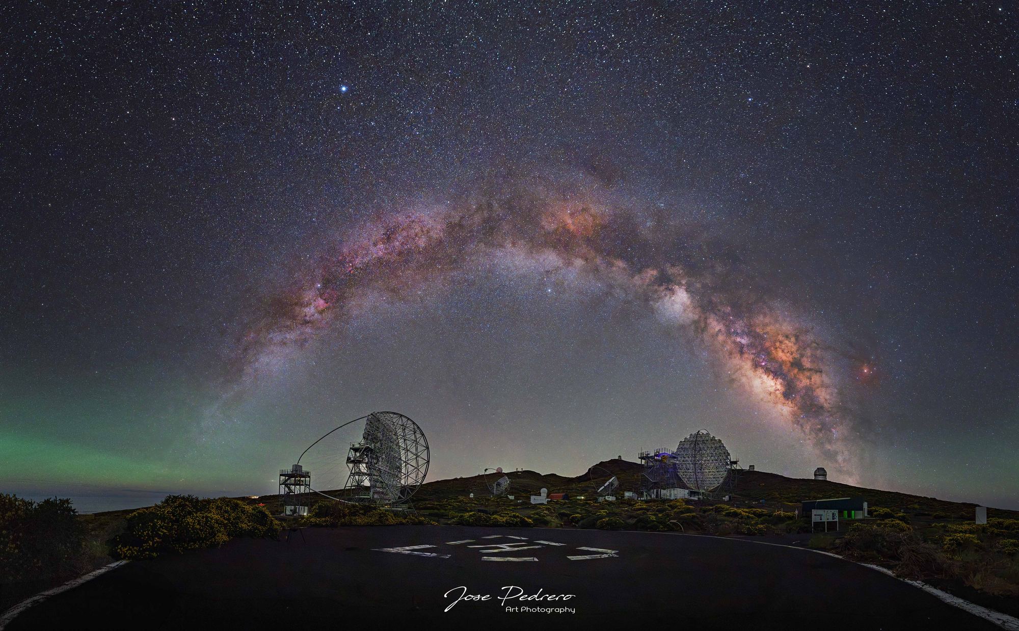 Telescopios MAGIC y LST bajo el arco de la Vía Láctea en el Roque de los Muchachos