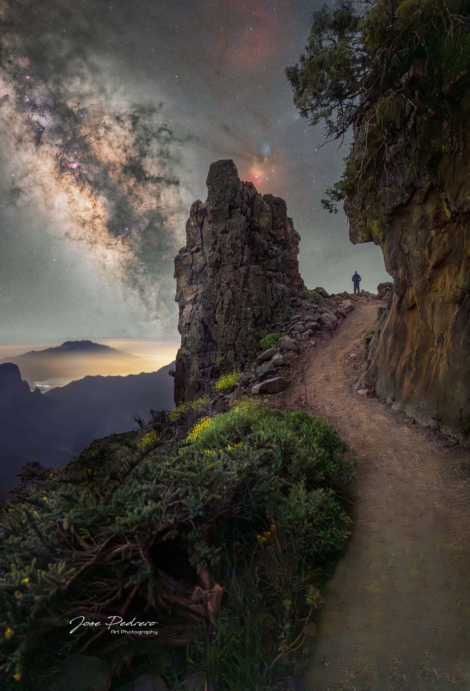 Roca y sendero con la Vía Láctea, foto premiada por PhotoPills