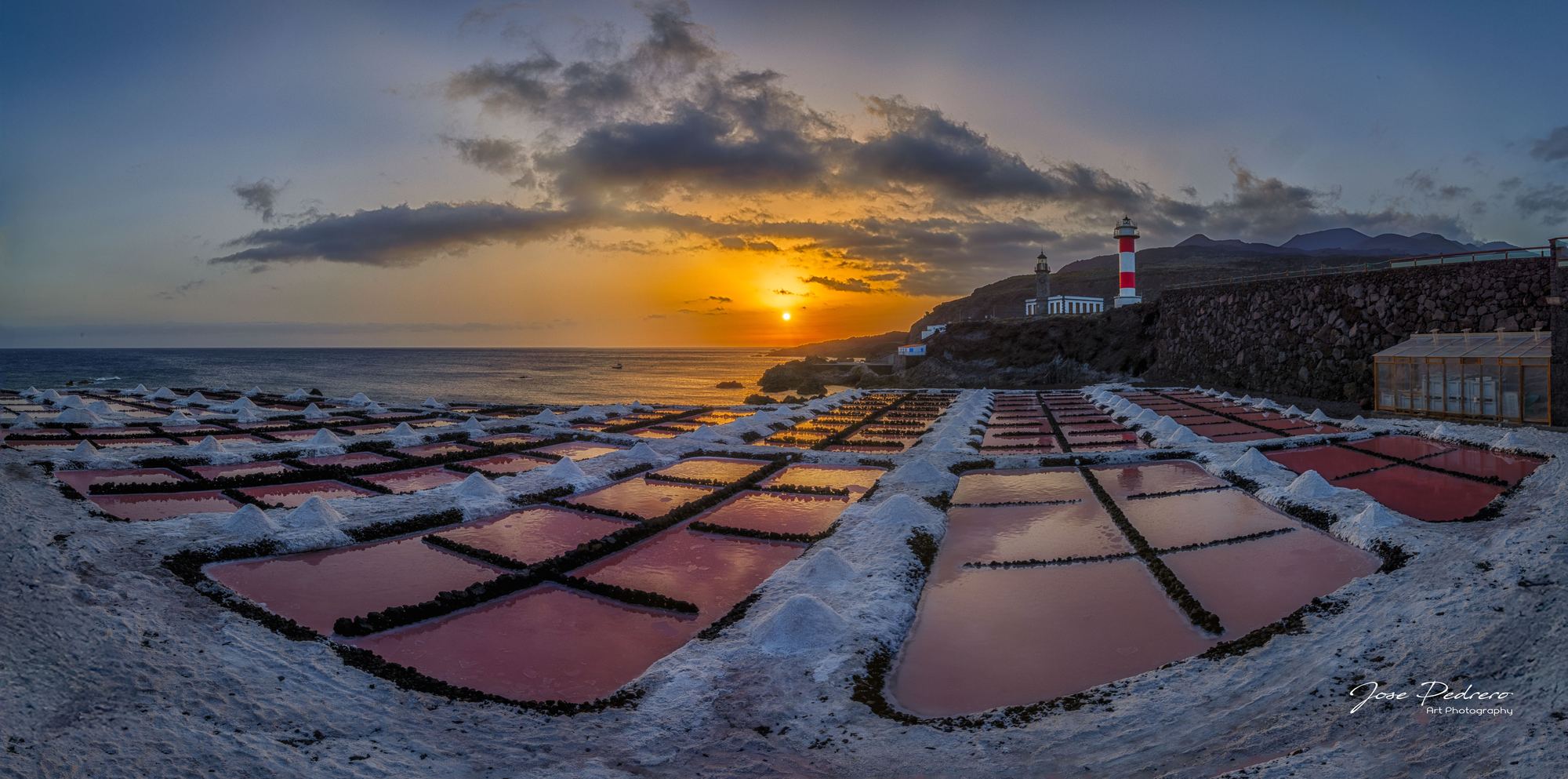 Salinas de Fuencaliente al atardecer con el faro al fondo
