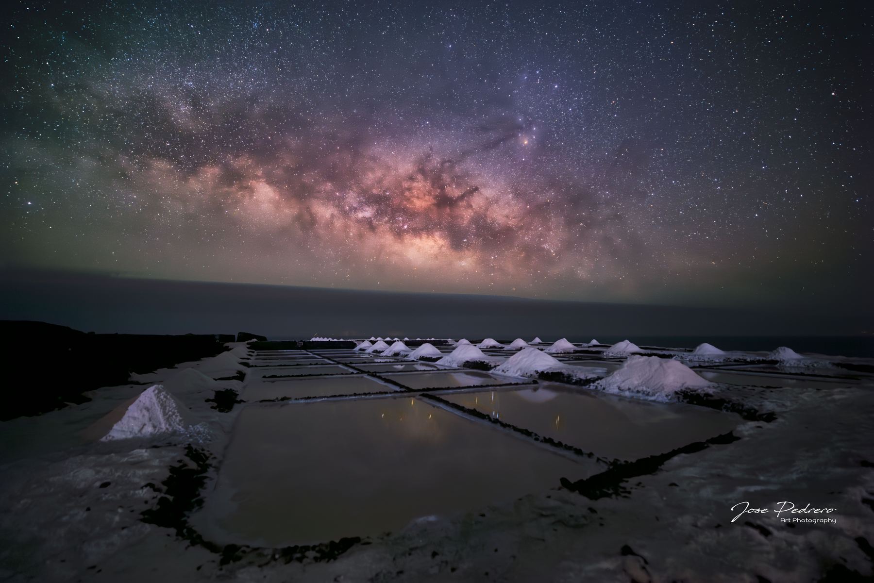 Salinas de Fuencaliente de noche con la Vía Láctea