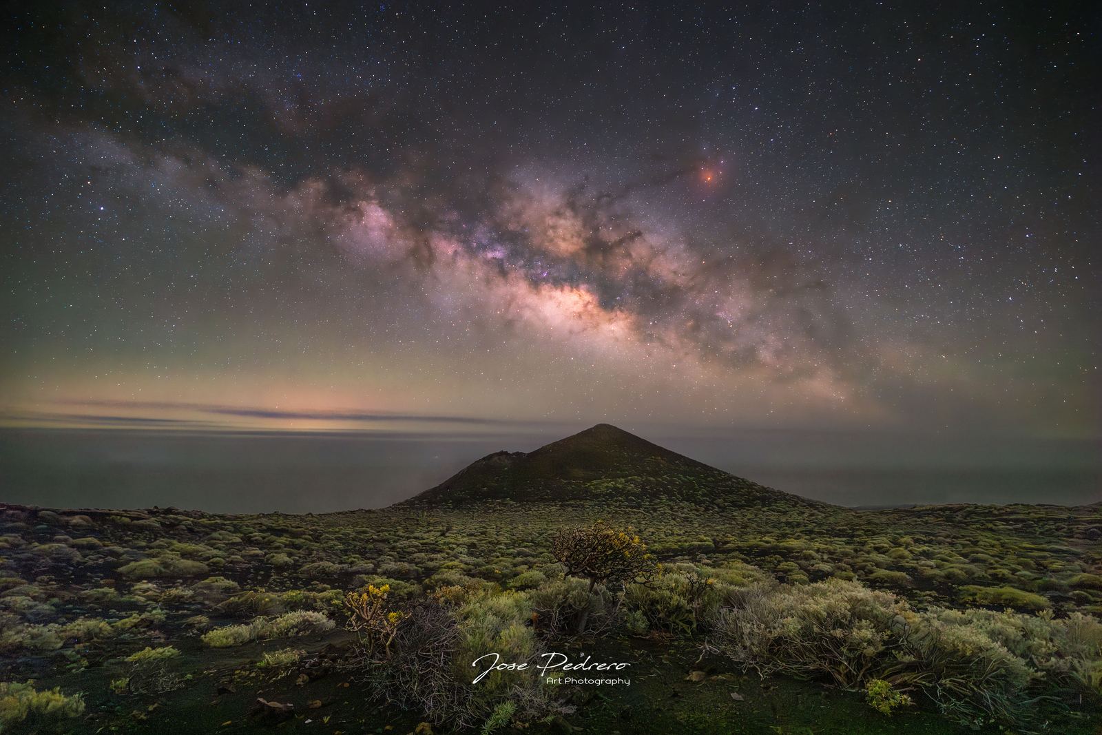 Volcán Lajío con la Vía Láctea